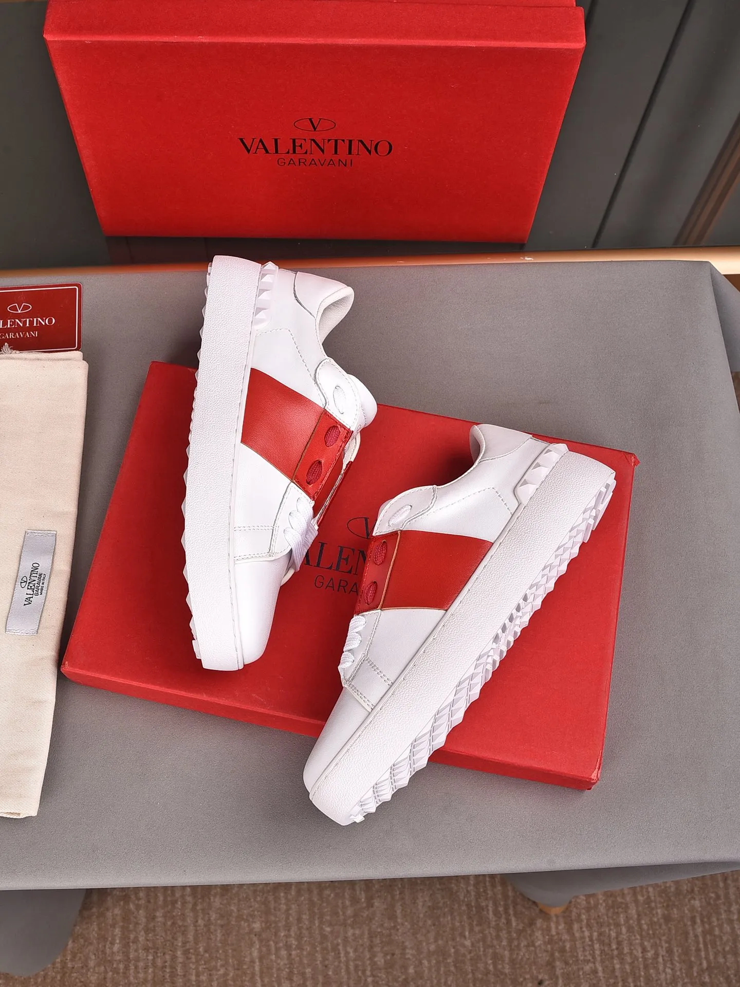 Men's shoes 440💰 (men and women couples) Valentino classic color matching series casual shoes. Made with heavy craftsmanship, good products pay attention to every detail. A must-have trendy item that can be worn all year round, it has been worn by many celebrities and Internet celebrities~~Imported cowhide surface, unique design concept, sheepskin lining, counter quality. Women’s clothing 35-40. Men’s clothing 39-44, 45-46 (returns and exchanges are not supported for custom-made items)
